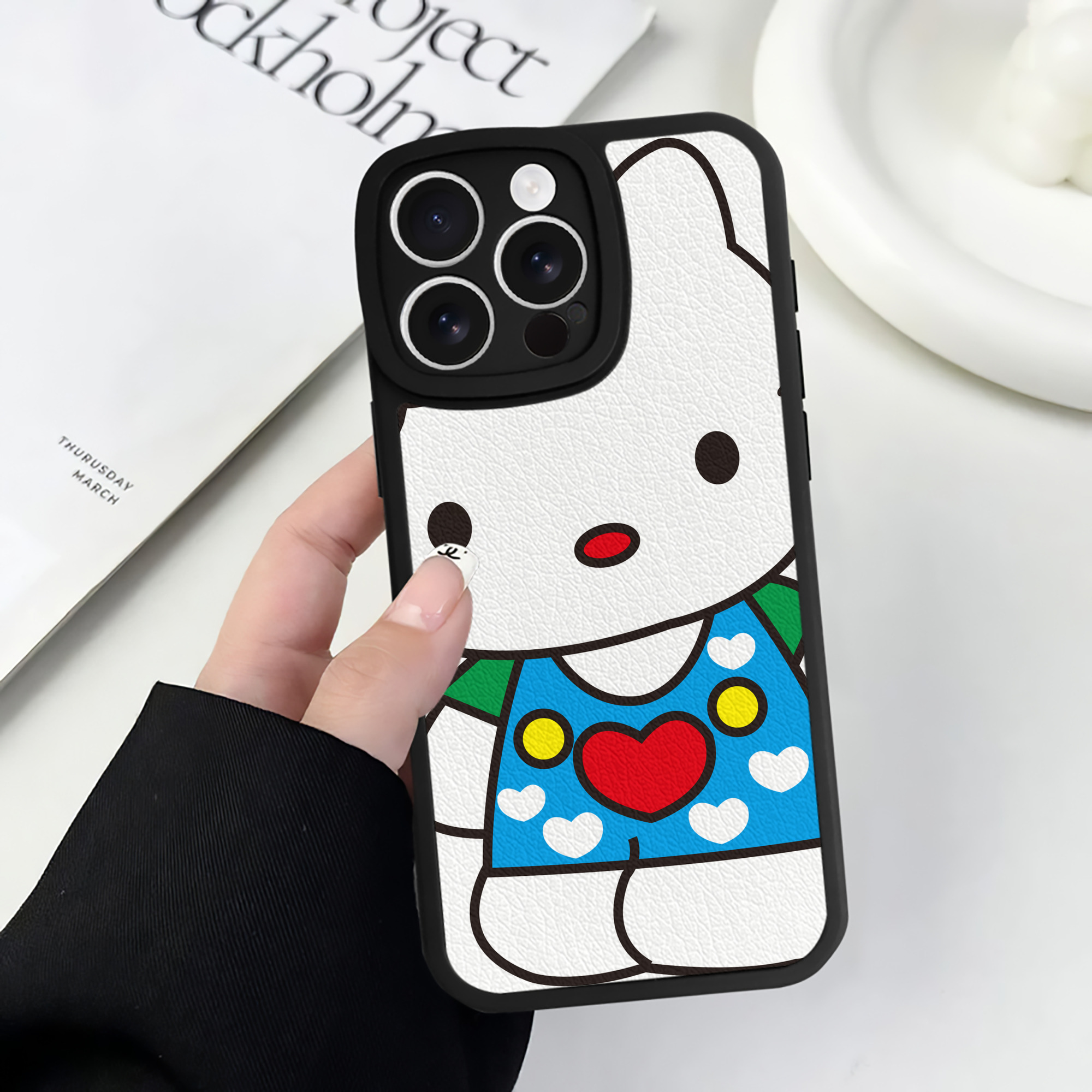 （画像用） Hello Kitty ハローキティ 【iPhone 16シリーズ対応】シリコンスマホケース（レザー調） 材質：シリコン
